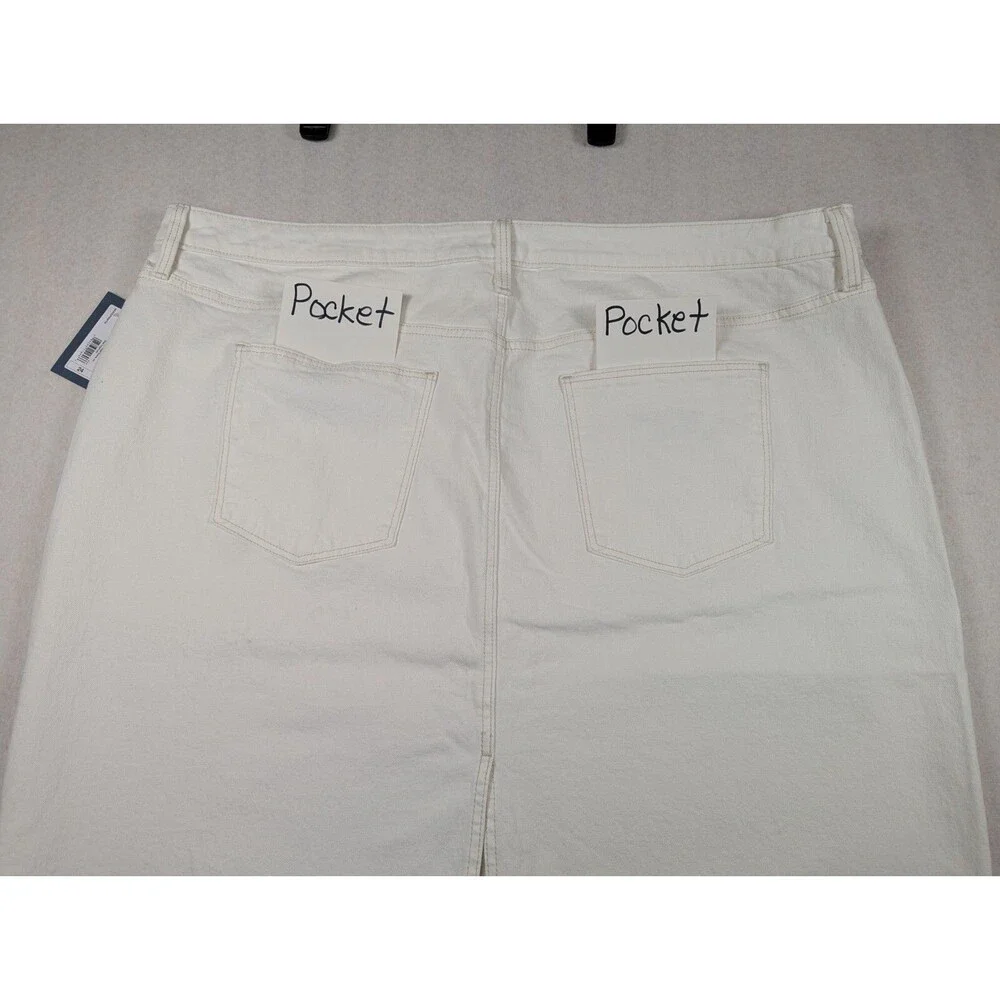 Universal Thread - Women's - Mid-Rise Utility Shorts - White/PR8PY8 - Size: 24